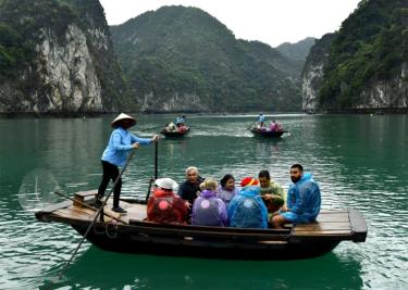 Du khách nước ngoài tham quan, khám phá vẻ đẹp của vịnh Lan Hạ (Hải Phòng).