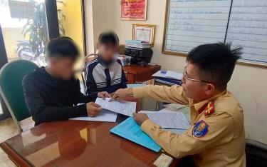 Cảnh sát giao thông tỉnh Yên Bái tiến hành lập biên bản, xử lý sự việc.