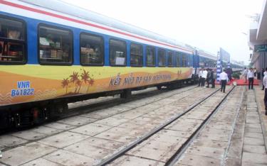 Đoàn tàu du lịch “Kết nối di sản miền Trung” xuất phát từ ga Huế đưa du khách vào TP Đà Nẵng.