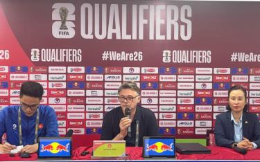 HLV Troussier không muốn đề cập về tương lai của ông với đội tuyển Việt Nam sau trận lượt về thua đậm Indonesia trên sân Mỹ Đình.