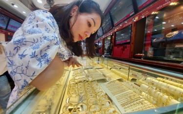 Người dân tìm hiểu mua vàng tại cửa hàng ở Hà Nội.