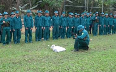 Huấn luyện lực lượng dân quân tự vệ ở huyện Văn Yên.