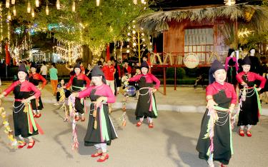 Người dân Yên Bái tích cực tham gia các hoạt động văn nghệ, thể thao để nâng cao sức khoẻ và mức hưởng thụ văn hóa, làm cho cuộc sống vui vẻ và hạnh phúc hơn.