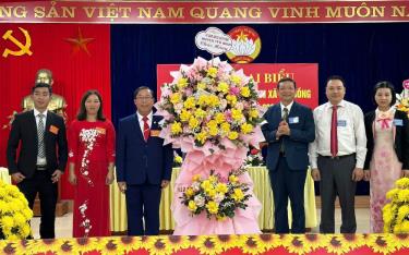 Lãnh đạo Ủy ban MTTQ huyện Yên Bình tặng hóa chúc mừng Đại hội đại biểu MTTQ xã Đại Đồng, huyện Yên Bình