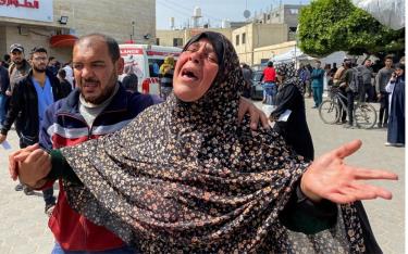 Sự đau đớn của một bà mẹ Palestine ở Dải Gaza khi mất đi con trai trong đợt tập kích của Israel ngày 27-3
