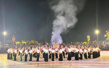 Thai dancing performance attracts a lot of visitors to Nghia Lo town, Yen Bai province.