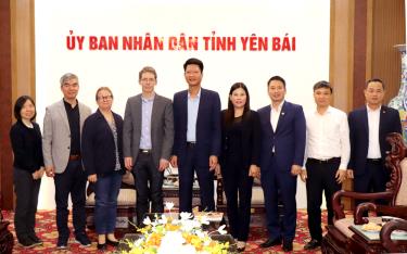 Permanent Vice Chairman of the Yen Bai provincial People's Committee Nguyen The Phuoc and the Bread for the World’s working delegation pose for a photo.