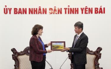 Chairman of the provincial People's Committee Tran Huy Tuan presents a photo of Mu Cang Chai terraced fields, a special national scenic site