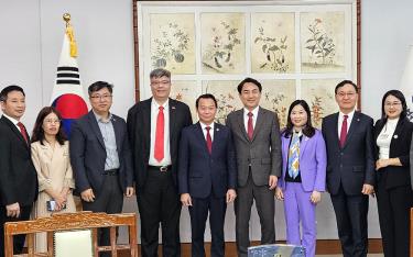 Bí thư Tỉnh ủy Đỗ Đức Duy cùng đoàn công tác của tỉnh Yên Bái chụp ảnh lưu niệm với Ngài Kim Jin Tae - Thống đốc tỉnh Gangwon, Hàn Quốc