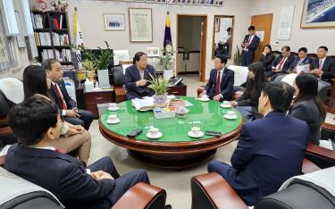 Secretary of Yen Bai province’s Party Committee Do Duc Duy speaks at a working session with Park Sang-mo, Chairman of the Boryeong city Council.