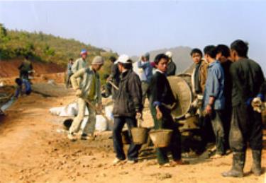 Người Mông vùng cao tham gia kiên cố hóa mặt đường vào trung tâm xã. Ảnh Thanh Hương