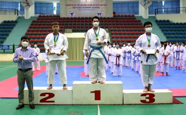 Ban tổ chức trao huy chương và giải thưởng cho các VĐV có thành tích cao môn Karatedo.