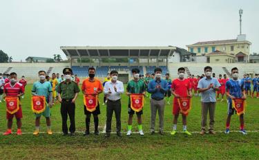 Ban tổ chức trao cờ lưu niệm cho các đội bóng tham dự Giải bóng đá Đại hội Thể dục thể thao tỉnh Yên Bái lần thứ IX, năm 2022.