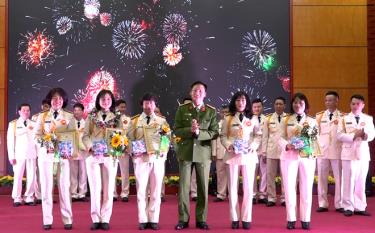 Lãnh đạo Công an thành phố Yên Bái trao giải cho các thí sinh xuất sắc tham gia Hội thi.