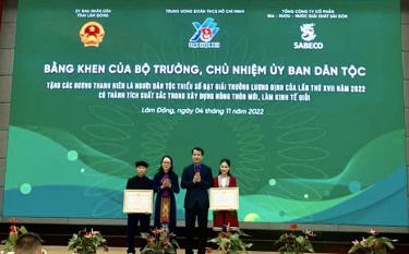 Lục Vân Anh (ngoài cùng, bên trái) nhận Bằng khen của Bộ trưởng, Chủ nhiệm Ủy ban Dân tộc tặng các gương thanh niên là người dân tộc thiểu số đạt Giải thưởng Lương Định Của lần thứ XVII, năm 2022 có thành tích xuất sắc trong xây dựng nông thôn mới, làm kinh tế giỏi.