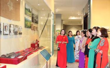 Đảng viên Chi bộ Tổ dân phố số 4, phường Yên Thịnh tham quan Bảo tàng tỉnh Yên Bái.