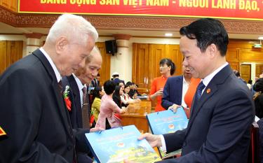 Secretary of the provincial Party Committee Do Duc Duy congratulates former teachers of Yen Bai province.