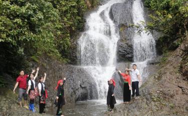 Visitors at Quang Minh Waterfall