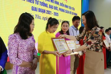 Lãnh đạo huyện Văn Yên khen thưởng các tập thể, cá nhân có thành tích xuất sắc trong thực hiện Chỉ thị 05.