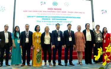 Leaders of Yen Bai province and representatives of French localities attended the conference.