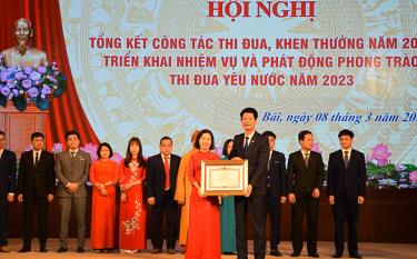 Chị Đinh Thị Thu Hằng nhận bằng khen của Chính phủ tại Hội nghị tổng kết công tác thi đua, khen thưởng năm 2022 của tỉnh.