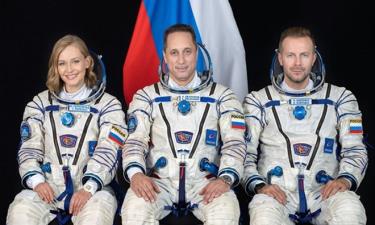 Yulia Peresild, Anton Shkaplerov và Klim Shipenko (từ trái sang phải) trong trang phục phi hành gia.