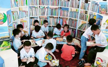 Học sinh Trường Tiểu học Nguyễn Viết Xuân, huyện Yên Bình đọc sách tại Thư viện tỉnh.
