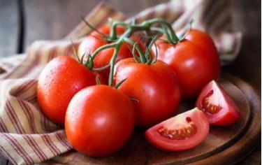 Cà chua là thực phẩm dưỡng da rất tốt, giúp dưỡng ẩm, se khít lỗ chân lông, làm da trắng hồng.