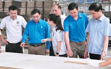 Lãnh đạo Liên đoàn Lao động tỉnh và Sở Công thương nắm bắt sản xuất và đời sống công nhân tại Nhà máy sản xuất gỗ dán xuất khẩu Yên Bái.
