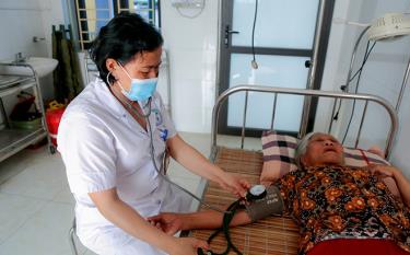 Bác sĩ Trần Thị Vượng tận tình thăm khám sức khỏe cho người bệnh.