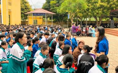 Huyện đoàn Văn Chấn phối hợp cùng Đoàn trường THPT Sơn Thịnh tuyên truyền giáo dục pháp luật cho đoàn viên, thanh niên nhà trường.