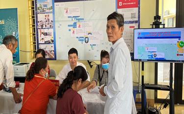 Cán bộ y tế của Trung tâm hướng dẫn người dân sử dụng hệ thống Bản đồ nhân viên y tế.