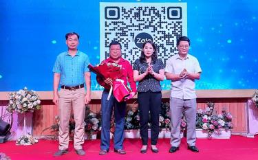 Lãnh đạo huyện Lục Yên tặng hoa cho Trưởng Ban chỉ đạo mô hình 