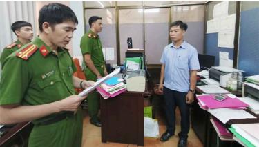 Phòng Cảnh sát kinh tế, Công an tỉnh Quảng Ngãi tống đạt quyết định khởi tố đối với bị can Bùi Mạnh Tường