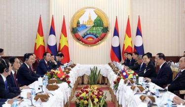President Vo Van Thuong meets with Lao Prime Minister Sonexay Siphandone.