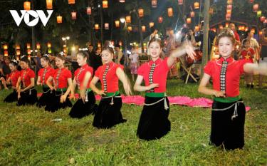 Thai ethnic girls charm spectators with their traditional dances.