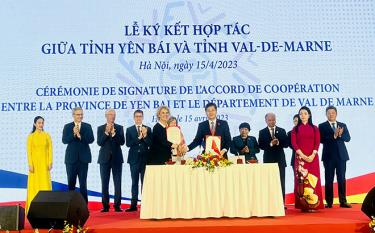 At the forum, leaders representing the two provinces of Yen Bai and Val-de-Marne signed a cooperation agreement in many fields.