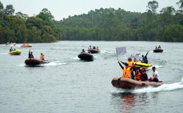 A race of inflatable kayaks on Thac Ba Lake.