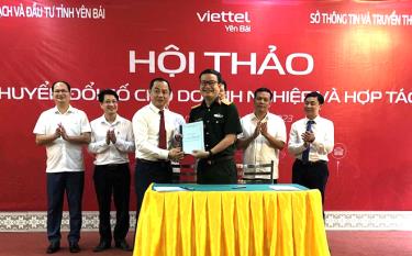 Representatives from the Department of Planning and Investment and Viettel Yen Bai sign a cooperation agreement.