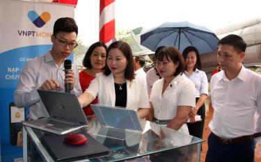 Vice Chairwoman of the provincial People’s Committee Vu Thi Hien Hanh and other officials visit the book exhibition.
