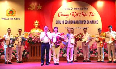 Đồng chí Tạ Văn Long - Phó Bí thư Thường trực Tỉnh ủy trao hoa và quà cho thí sinh Khuất Thị Thu Hằng