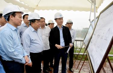 Secretary of the provincial Party Committee Do Duc Duy briefs the delegation of the Ministry of Planning and Investment on some projects, including Gioi Phien Bridge in Yen Bai city, Tran Yen Industrial Park and IC13 intersection of the Noi Bai-Lao Cai Expressway.