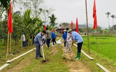 Cán bộ, nhân dân thôn 7, xã Mường Lai, huyện Lục Yên tham gia làm đường giao thông nông thôn.