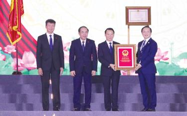 Phó Thủ tướng Chính phủ Trần Hồng Hà trao Quyết định của Thủ tướng Chính phủ phê duyệt Quy hoạch tỉnh Yên Bái thời kỳ 2021 - 2030, tầm nhìn đến năm 2050 cho Đảng bộ, chính quyền và nhân dân các dân tộc tỉnh Yên Bái.