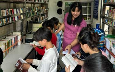 Chị Liên mang sách đến với các em nhỏ vùng cao Trạm Tấu qua hoạt động xe thư viện lưu động.
