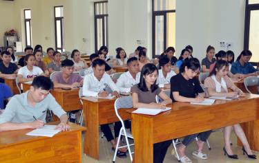 Đảng viên mới được bồi dưỡng lý luận chính trị tại Trung tâm Chính trị huyện Lục Yên.