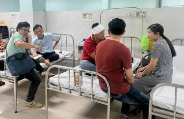 Các nạn nhân trong vụ tai nạn đang được điều trị tại Bệnh viện đa khoa tỉnh Kon Tum.
