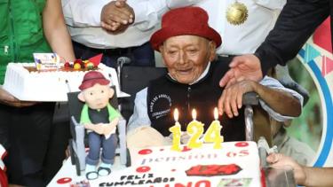 Ông Marcelino Abad Tolentino thổi nến kỷ niệm sinh nhật 124 tuổi, hôm 5/4 tại một viện dưỡng lão ở Peru.