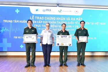 Đại diện chương trình ITLS của Hoa Kỳ trao chứng nhận cho Trung tâm ITLS của Việt Nam và kỷ niệm chương tặng các cá nhân tiêu biểu.