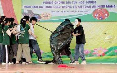 Tiểu phẩm “Lầm lỡ” do học sinh trường THCS Lê Hồng Phong, huyện Lục Yên biểu diễn tại chương trình ngoại khóa tuyên truyền phòng chống ma túy học đường mang đến thông điệp: Nói không với chất gây nghiện và ma túy.